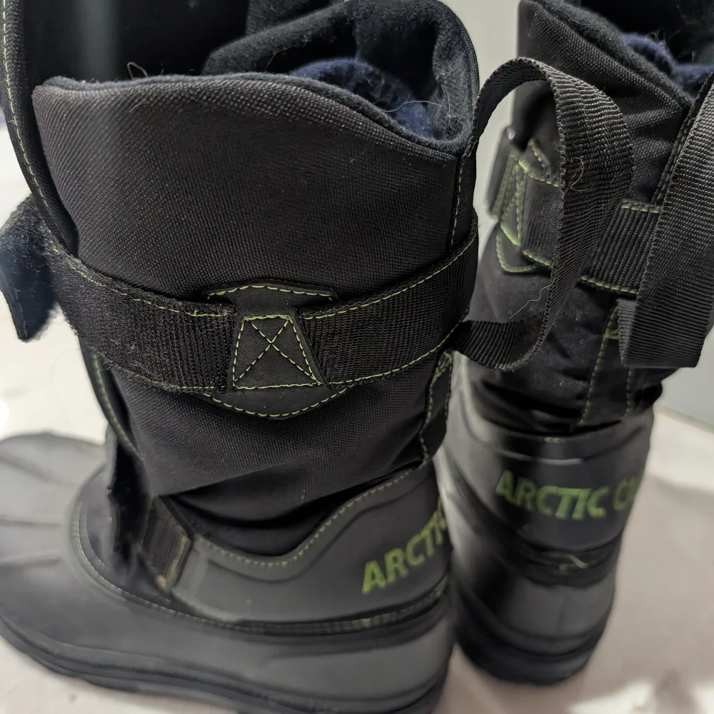 CAT Tracker Weatherproof Black Snow Boots Men's Size 7